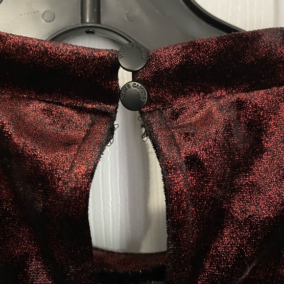 VINCE CAMUTO RED METALLIC CRUSHED VELVET CHOKER TANK TOP - Picture 7 of 9
